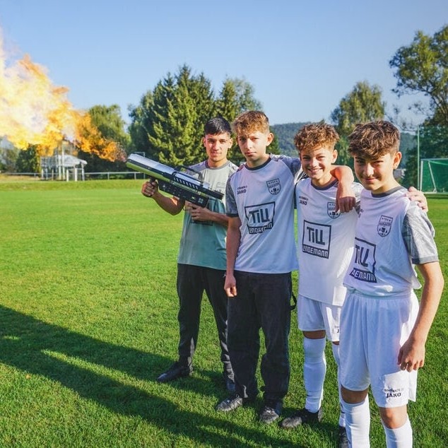 TILL LINDEMANN SPONZOR MLADOJ NOGOMETNOJ MOMČADI IZ NJEMAČKE